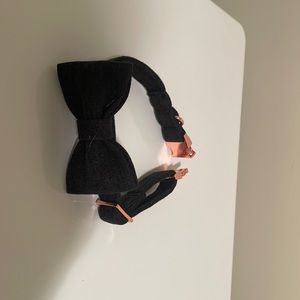 Black dog collar with removable bow